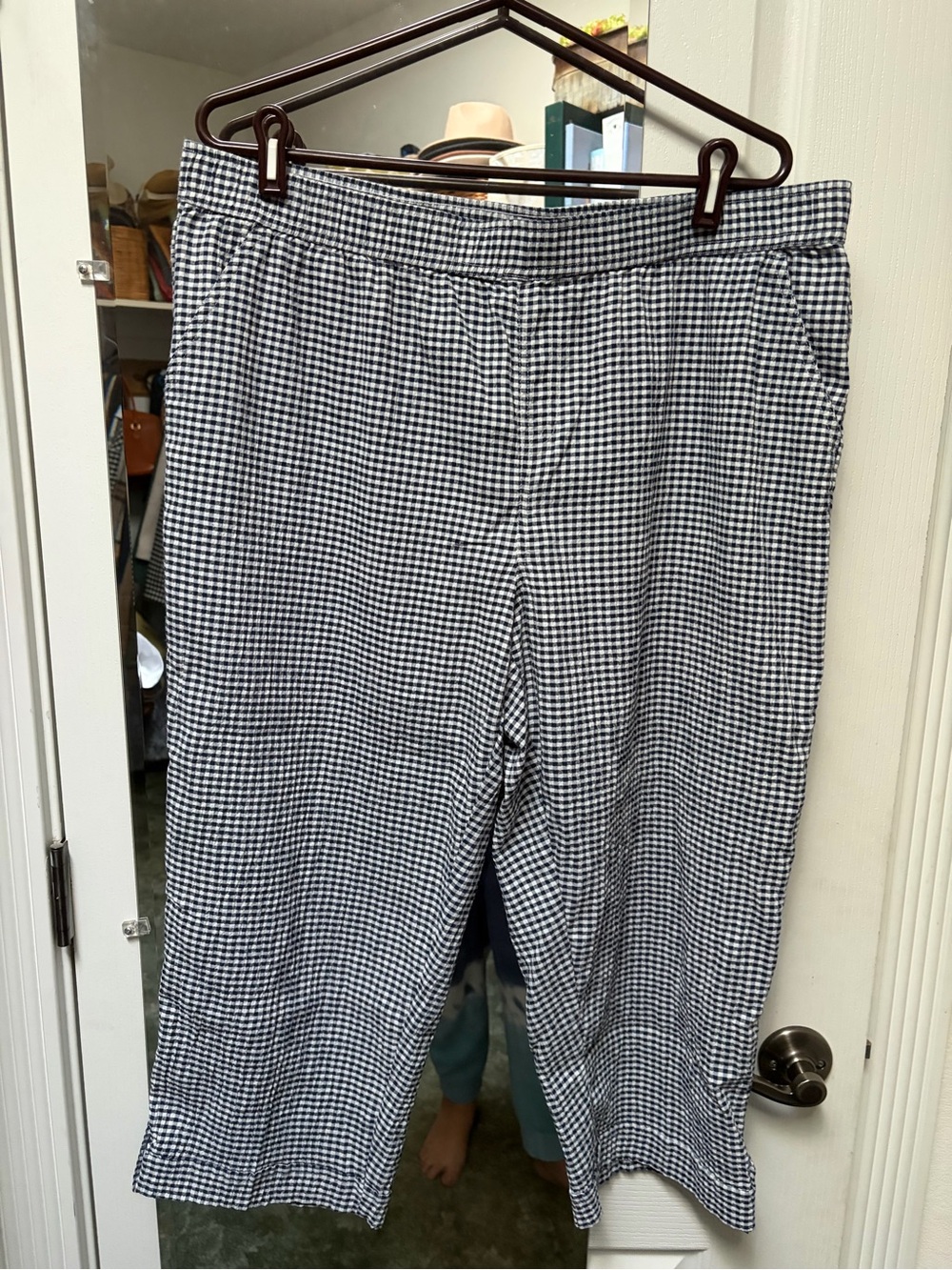 Women’s Black & White Gingham Capris - Classic Pull-On Style